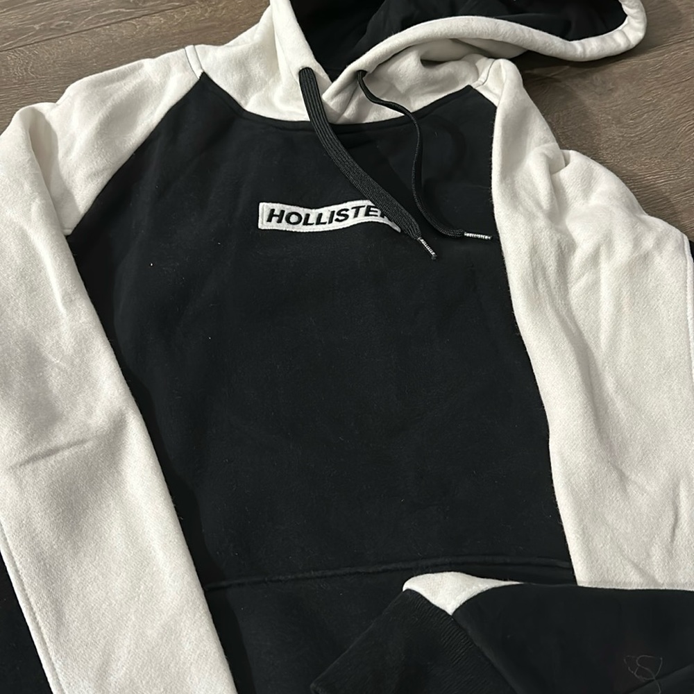 Hollister boys black and white fleece hoodie. Size medium